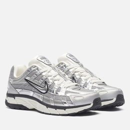 Nike: Серебристые кроссовки 