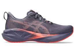 Беговые женские кроссовки Asics Novablast 5, Greyish Purple/Coral Reef, фиолетовый 1012b765 500 | purple