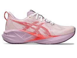 Беговые женские кроссовки Asics Novablast 5, White/Coral Reef, розовый 1012b765 101 | pink