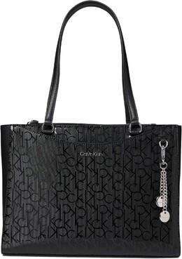 Сумка-тоут Calvin Klein Mavis Text Emboss Tailored Tote, цвет Black/Black 9957723 | black/black