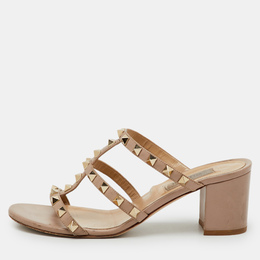 Valentino: Бежевые сандалии  Rockstud