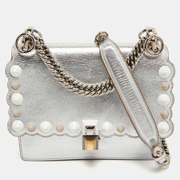 Fendi: Серебристая сумка  Kan I