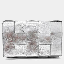 Bottega Veneta: Серебристая сумка  Cassette