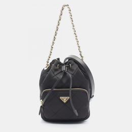 Prada: Чёрная сумка 