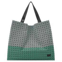 Issey Miyake Пластиковый клатч на одно плечо мужской зеленый разноцветный bb19-ag162-68