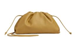 Bottega Veneta Клатч из коровьей кожи мини облачный мешочек женский кремовый цвет леденец 585852v1bw07722