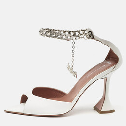 Amina Muaddi: Белые сандалии 