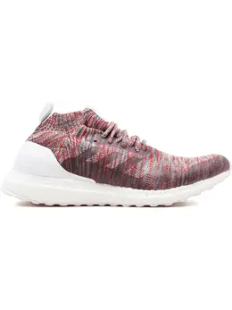 adidas: Белые кроссовки  UltraBoost