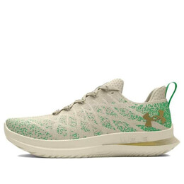 Кроссовки flow velociti 3 'etched in stone' Under Armour, белый 3027327-100 | ivory dune/court green/metallic gold