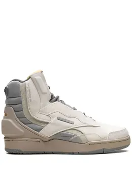 Reebok: Светлые кроссовки 