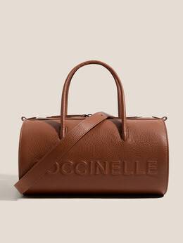 Coccinelle: Светлая спортивная сумка 