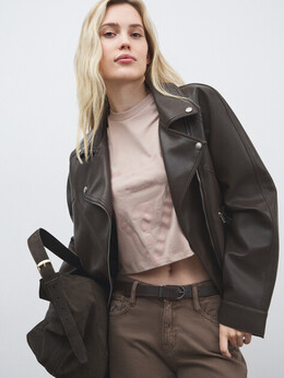 Guess: Бежевая футболка 