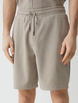 Guess: Бежевые шорты 