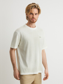 Guess: Бежевая футболка 