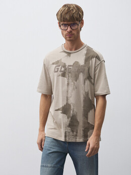 Guess: Бежевая футболка 