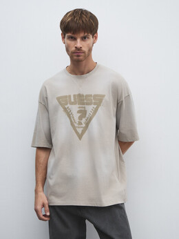 Guess: Серая футболка 
