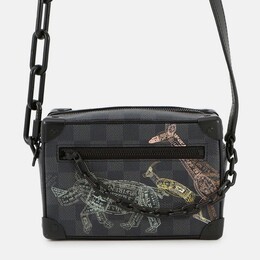 Louis Vuitton: Чёрная сумка через плечо 