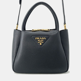Prada: Чёрная сумка 