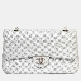 Chanel: Серебристая сумка 