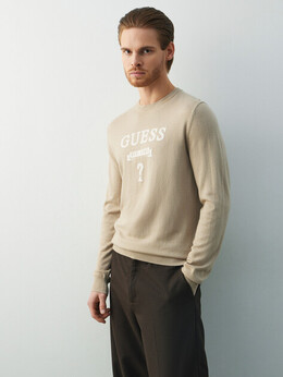 Guess: Бежевый свитер 