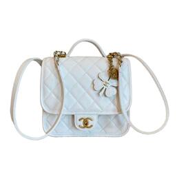 Chanel Сумка-рюкзак из глянцевой телячьей кожи с зерненым тиснением женская white as5715-b21400-10601