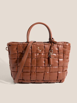 Guess: Коричневая спортивная сумка 